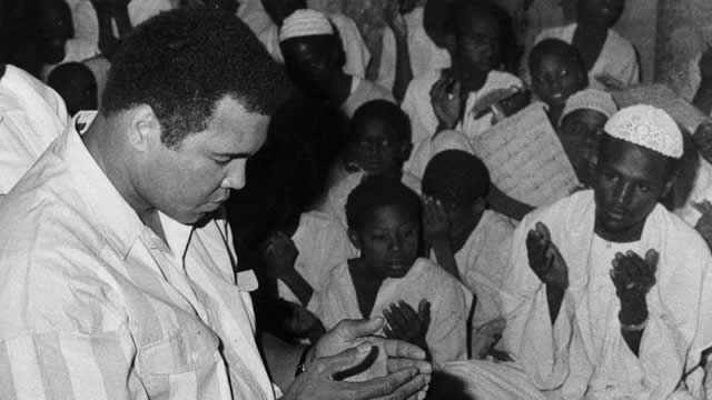 Kisah Sang Legenda Tinju Muhammad Ali Masuk Islam