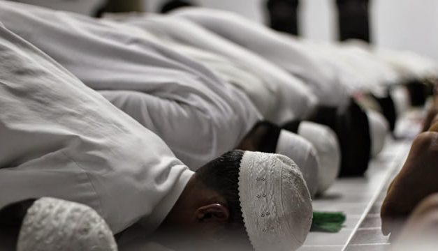 Kisah Ubaidullah bin Umar yang Tertinggal Shalat Isya Berjamaah